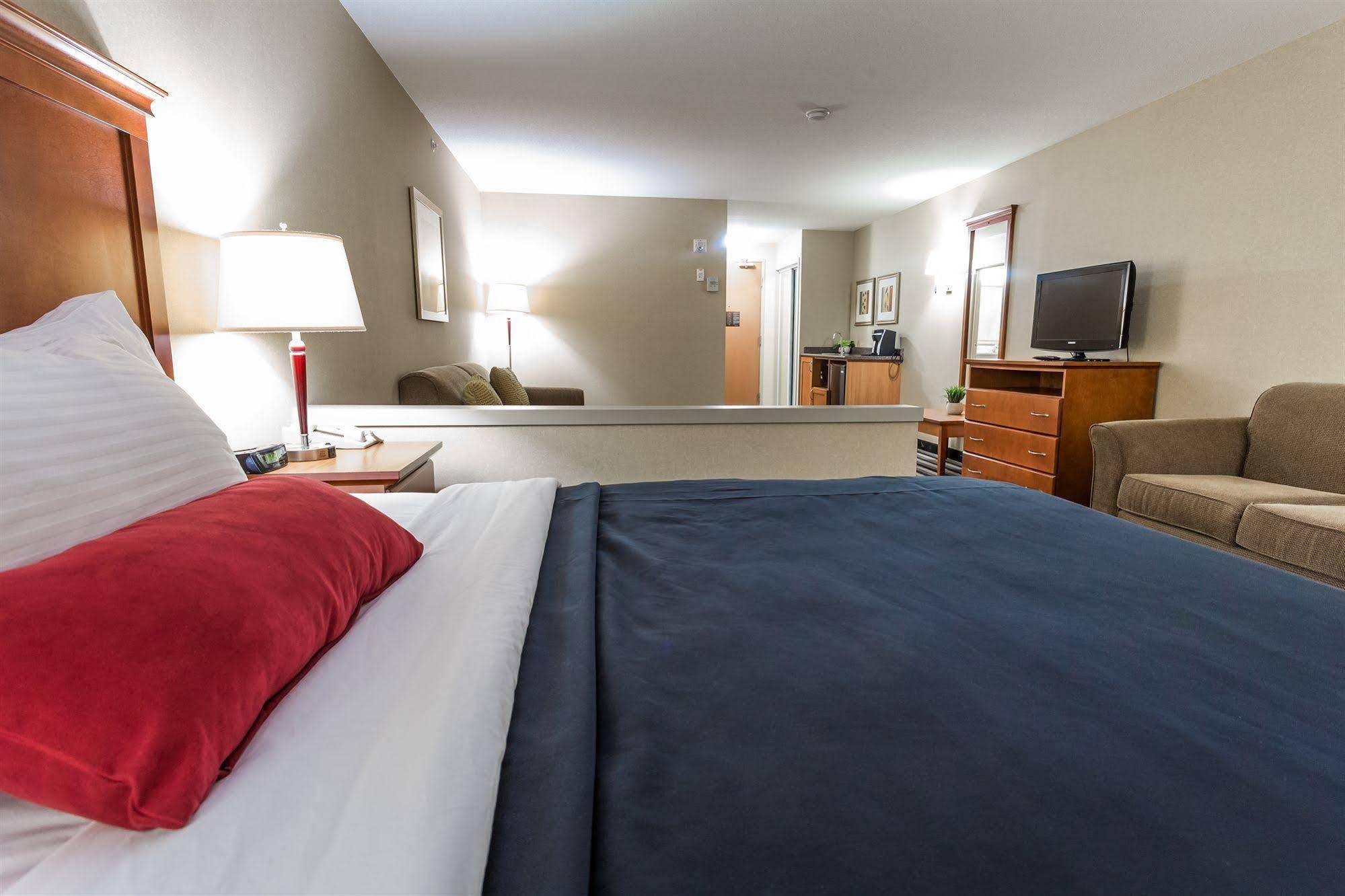 Days Inn & Suites By Wyndham Edmonton Airport Leduc Dış mekan fotoğraf