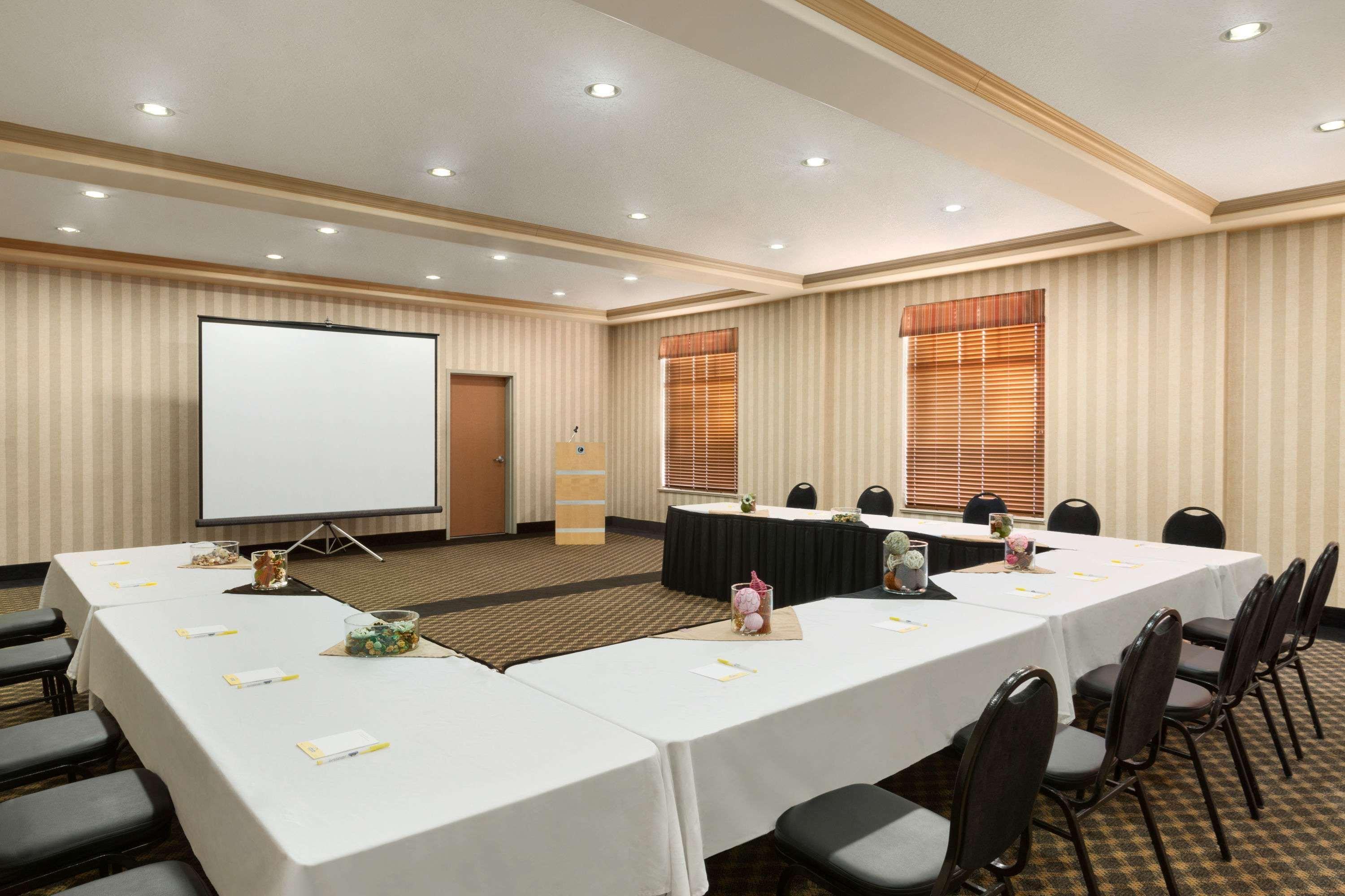 Days Inn & Suites By Wyndham Edmonton Airport Leduc Dış mekan fotoğraf
