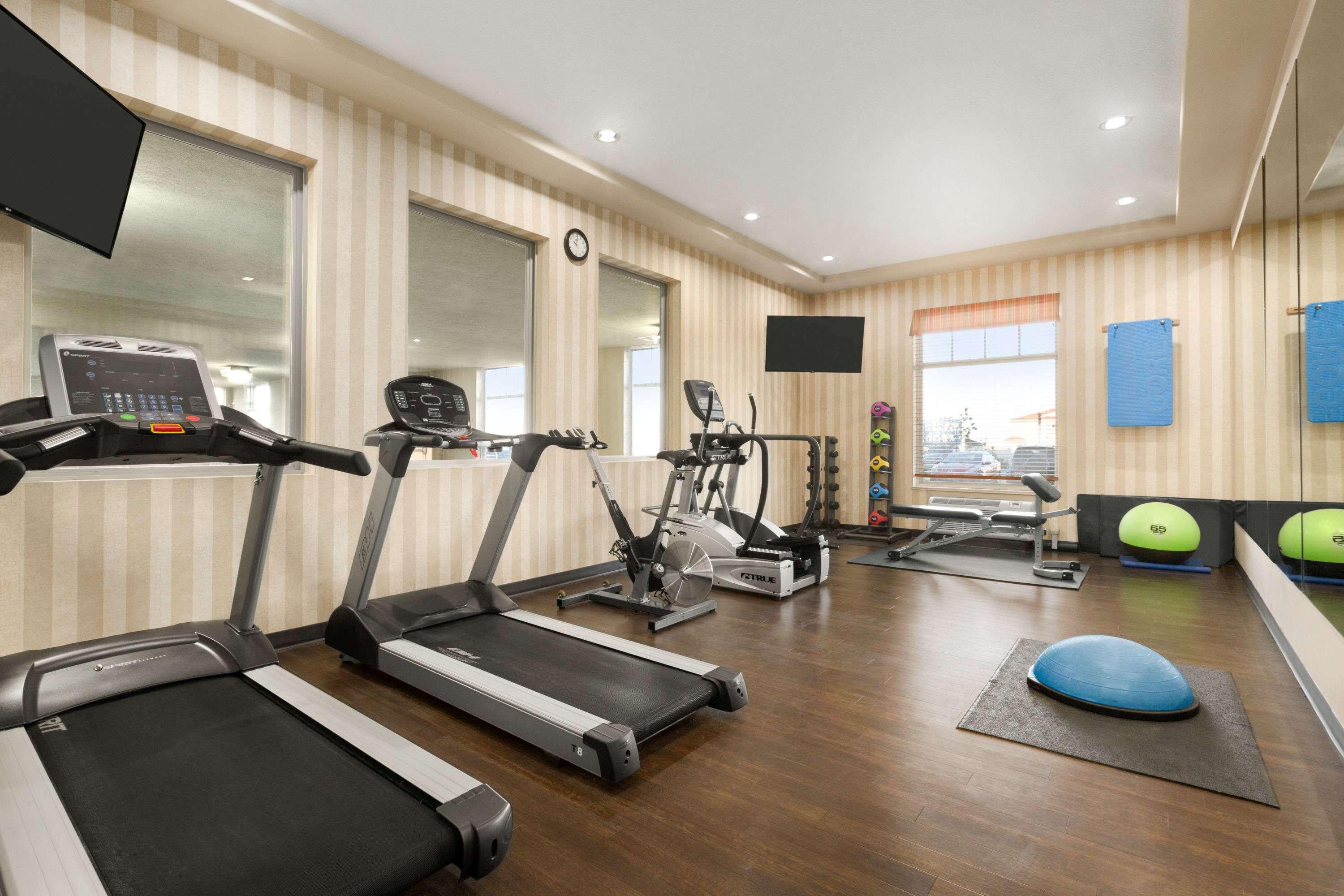 Days Inn & Suites By Wyndham Edmonton Airport Leduc Dış mekan fotoğraf