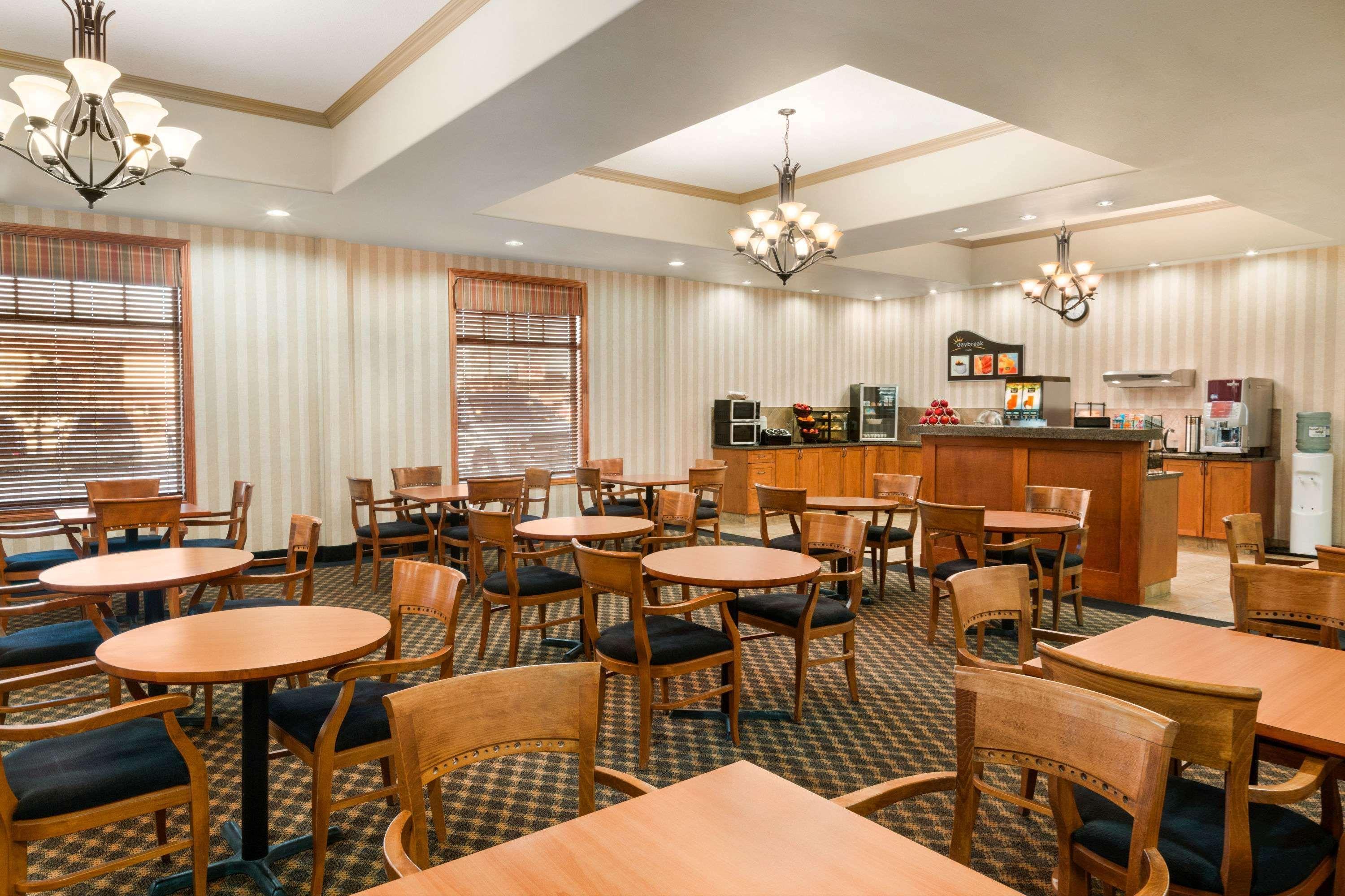 Days Inn & Suites By Wyndham Edmonton Airport Leduc Dış mekan fotoğraf