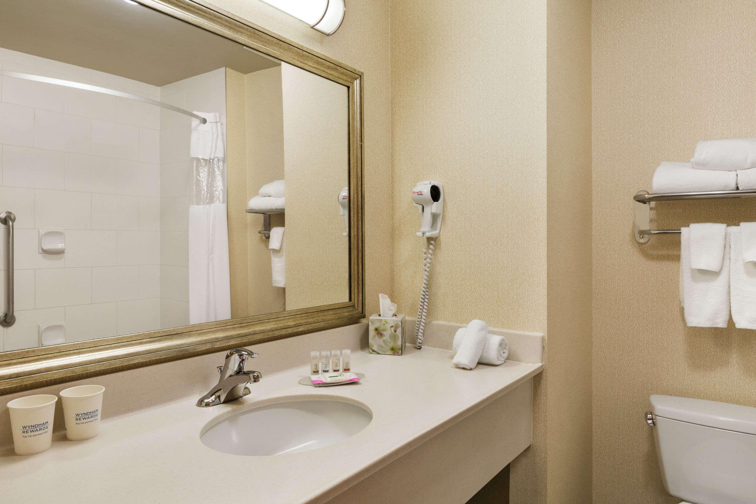 Days Inn & Suites By Wyndham Edmonton Airport Leduc Dış mekan fotoğraf