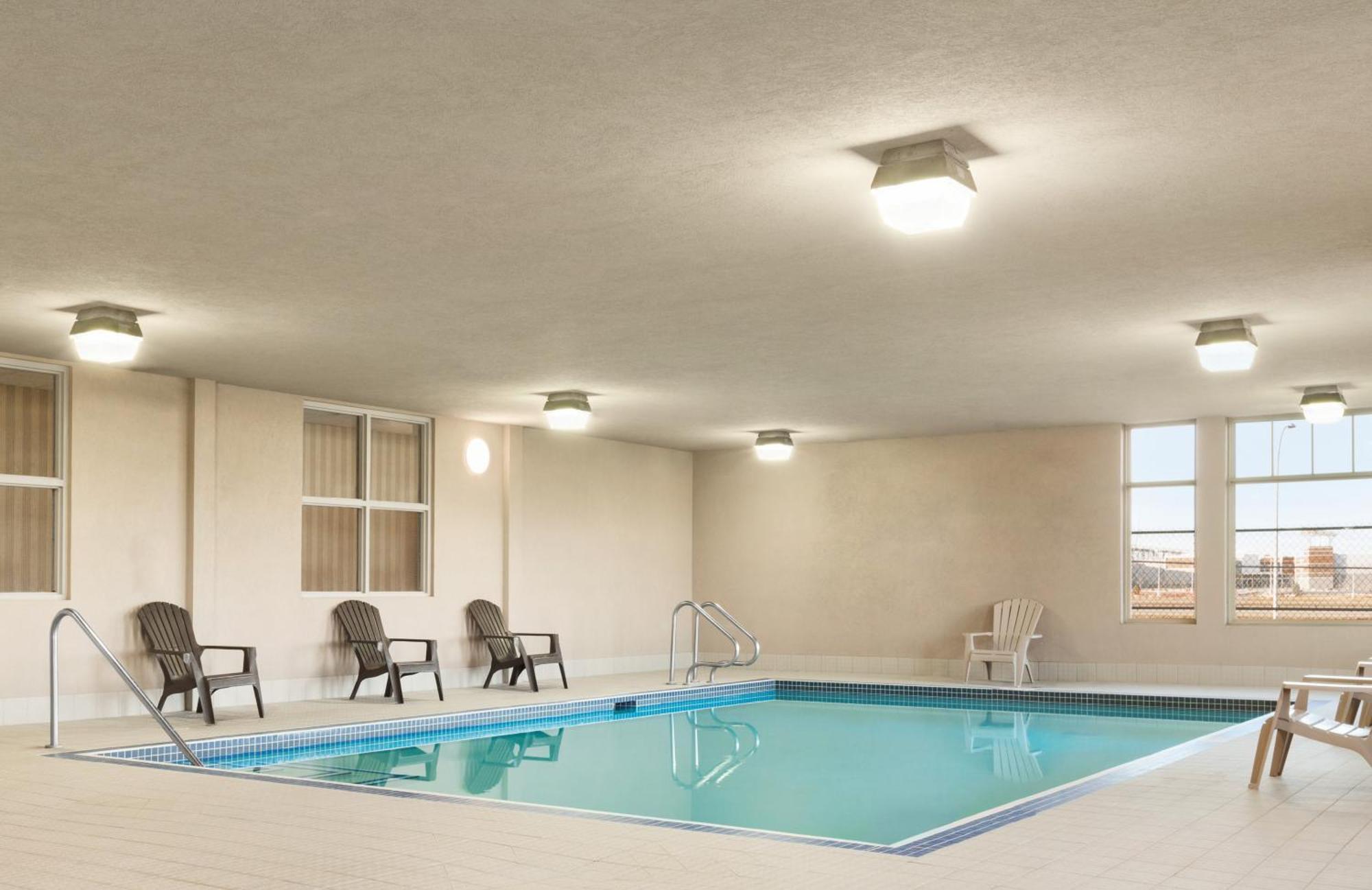 Days Inn & Suites By Wyndham Edmonton Airport Leduc Dış mekan fotoğraf