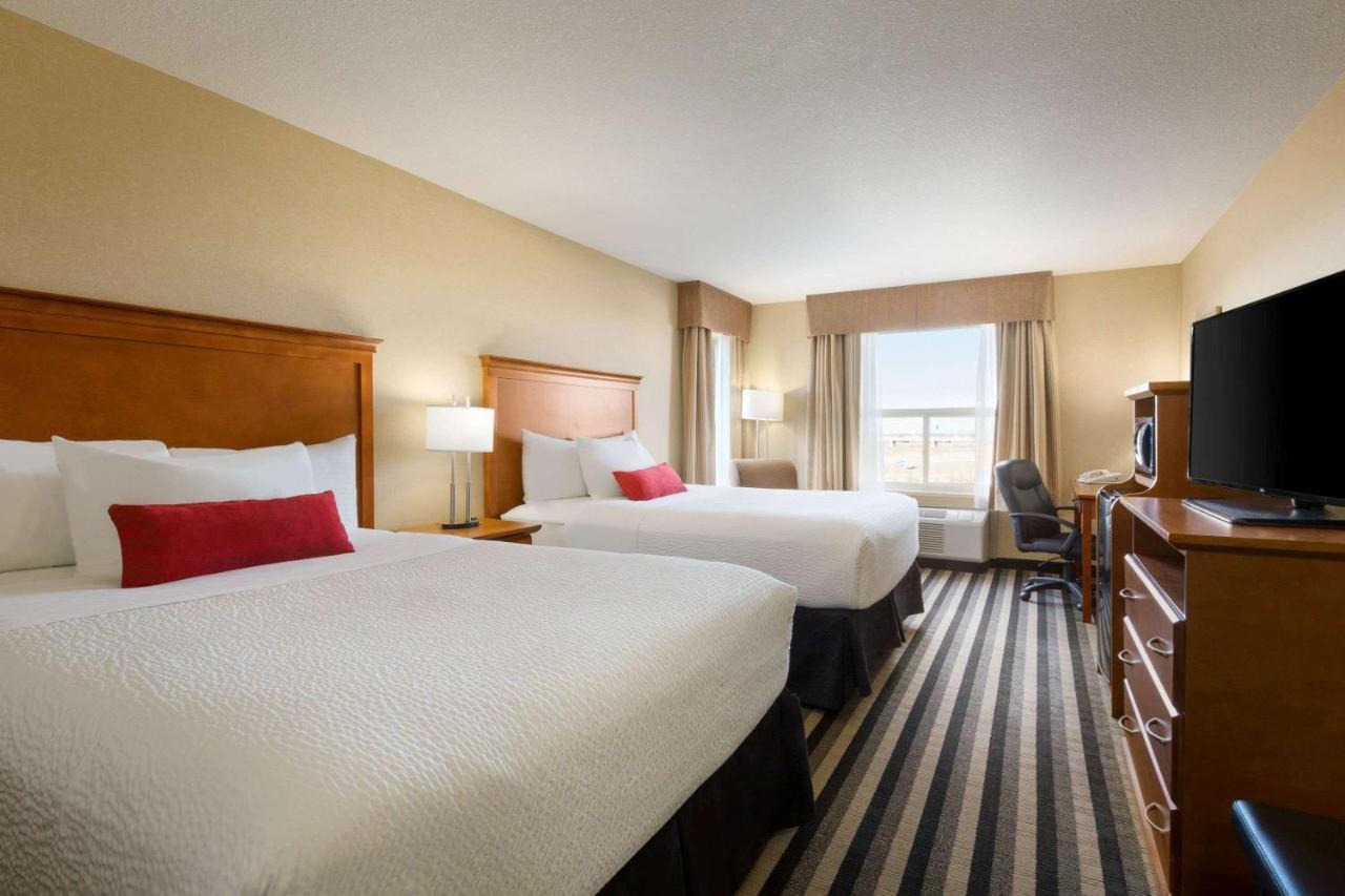 Days Inn & Suites By Wyndham Edmonton Airport Leduc Dış mekan fotoğraf